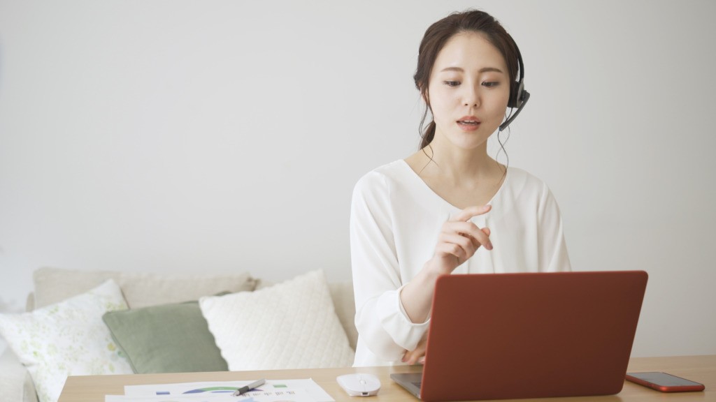 テレワークする女性