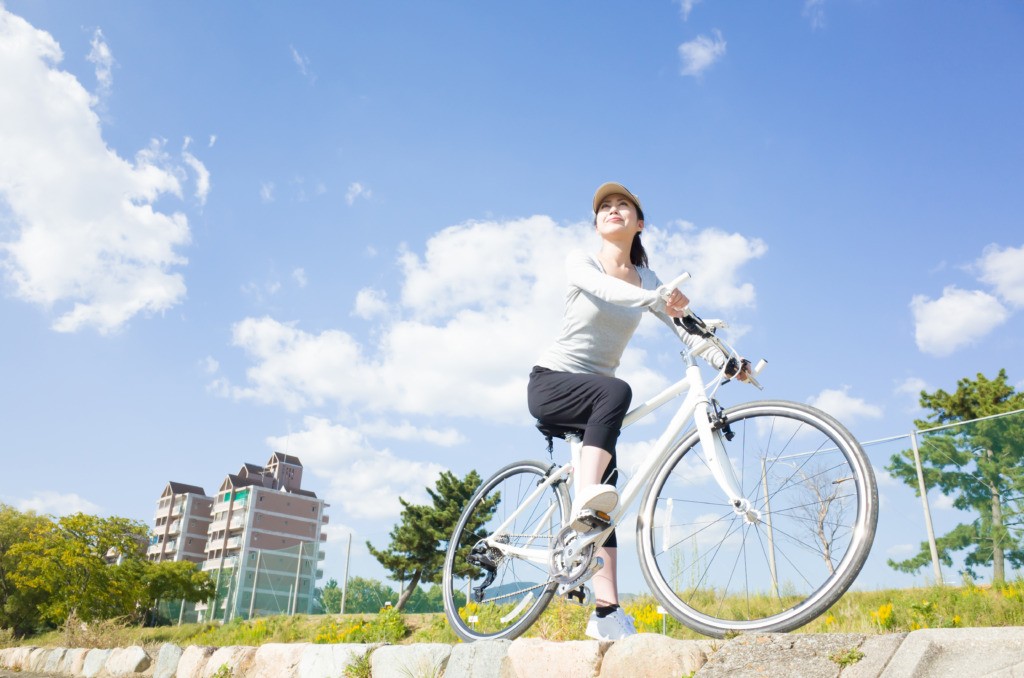  自転車に乗っている日本人女性